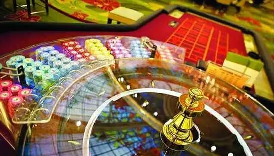 Pengguna mobile membaca panduan deposit akun